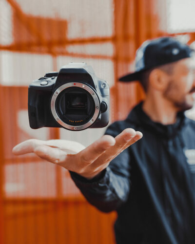 Agustin pixel holding a photocamera in the air