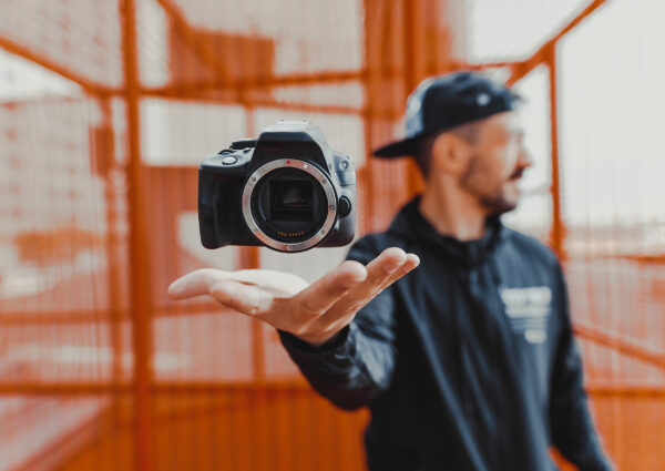 Agustin pixel holding a photocamera in the air